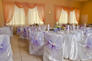 Bir etkinlik ya da düğün resepsiyonu için masa hazır.