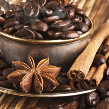 duman ile gümüş bir fincan kahve çekirdekleri