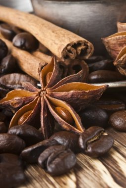 Gümüş bir fincan kahve