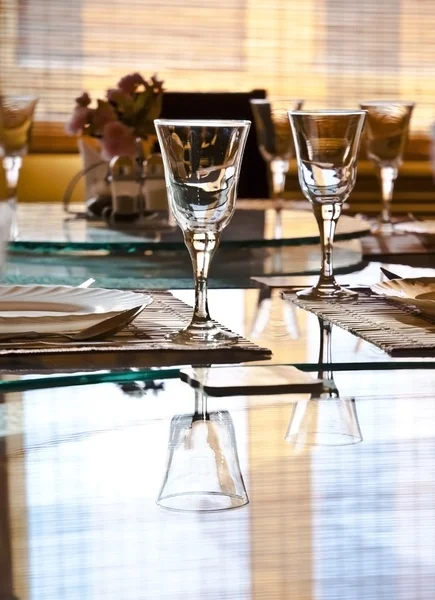Leere Gläser in Restaurant — Stockfoto