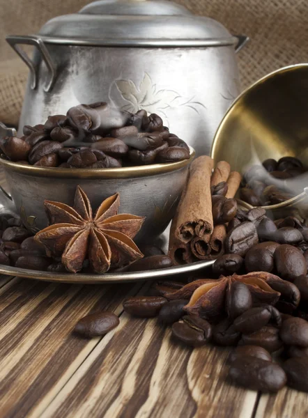 Granos de café en una taza de plata con humo — Foto de Stock