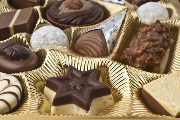 Chocolates de leite balas em uma caixa — Fotografia de Stock