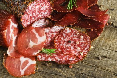 Biberiye ve karabiber ile tütsülenmiş sosis