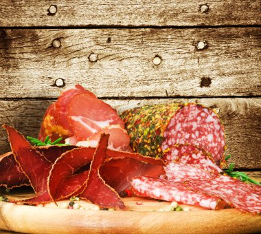 Biberiye ve karabiber ile tütsülenmiş sosis