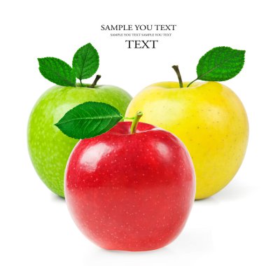 Beyaz arkaplanda taze elmalar