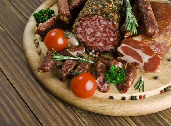 Smoked sausage with rosemary and peppercorns tomatoes and garlic — Stock Photo, Image