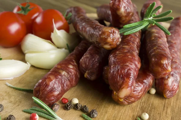 Smoked sausage with rosemary and peppercorns tomatoes and garlic — Stock Photo, Image