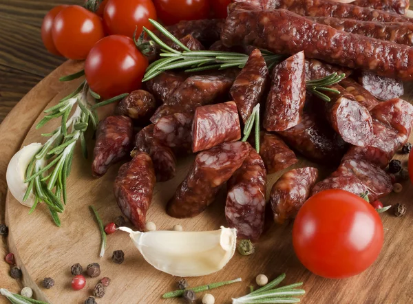 Smoked sausage with rosemary and peppercorns tomatoes and garlic — Stock Photo, Image