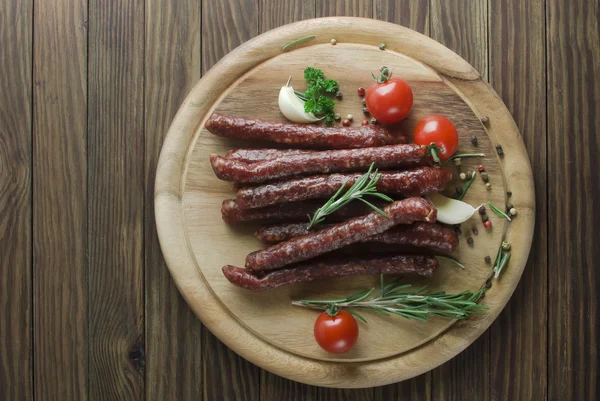 Smoked sausage with rosemary and peppercorns tomatoes and garlic — Stock Photo, Image