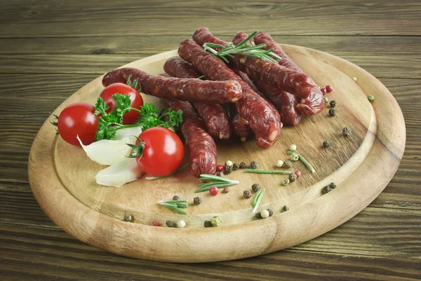 Копчена ковбаса з помідорами та часником — стокове фото