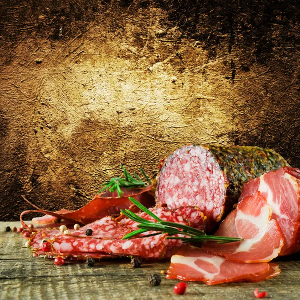 Biberiye ve karabiber ile tütsülenmiş sosis