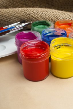 boya kovaları ve fırça