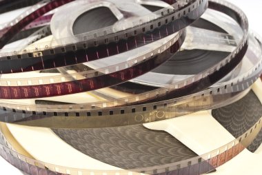 Beyaz bir arka plan üzerinde izole eski film makarası