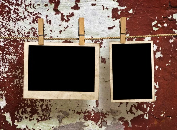 Película en blanco colgando de una cuerda sostenida por pinzas de ropa en un fondo grunge — Foto de Stock
