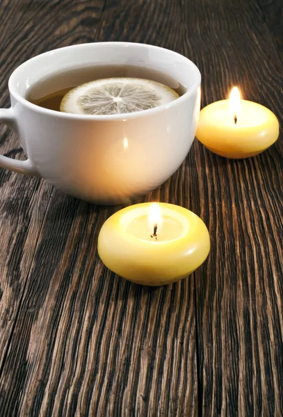 Té caliente con limón y vela — Foto de Stock