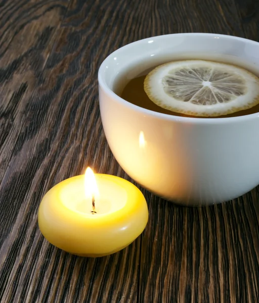 레몬과 촛불 뜨거운 차 — 스톡 사진