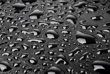 Su siyah üzerine düşer.