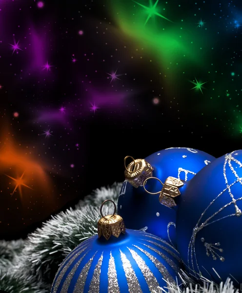 Weihnachtskugel auf abstraktem hellen Hintergrund — Stockfoto