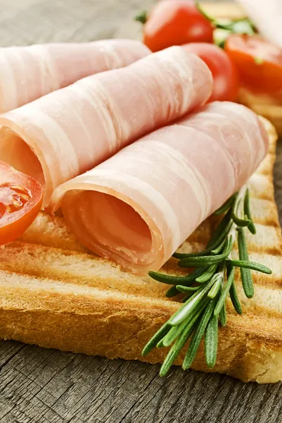 Fette di prosciutto con rosmarino — Foto Stock