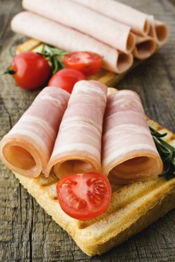 ahşap tahta üzerinde taze jambon dilimleri