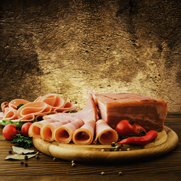 Fresh ham slices with lattuce and cherry tomato on the wooden board — Stock Photo, Image