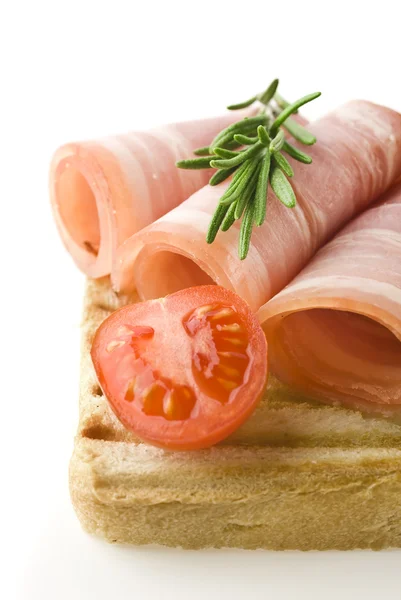 Fette di prosciutto con rosmarino — Foto Stock