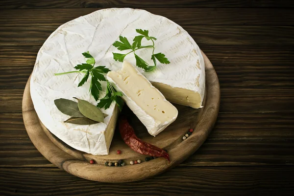 Fatia de queijo camembert macro shot. DOF superficial — Fotografia de Stock