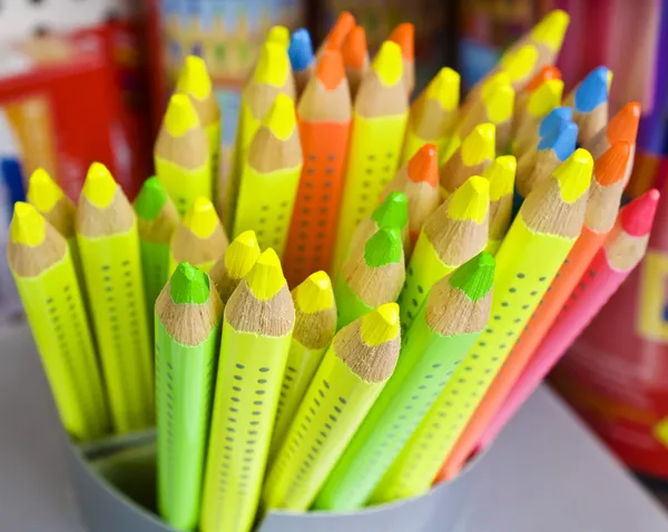 Кольорові олівці крупним планом (у м'якому фокусі ) — стокове фото