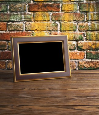 eski ahşap masa üzerinde fotoğraf çerçevesi