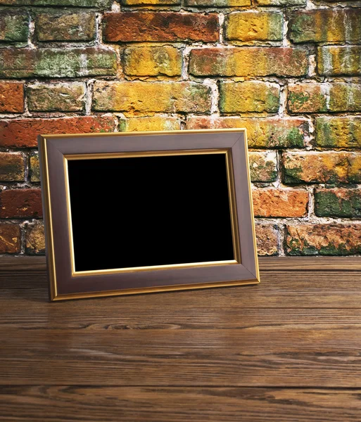 Fotorahmen auf altem Holztisch — Stockfoto