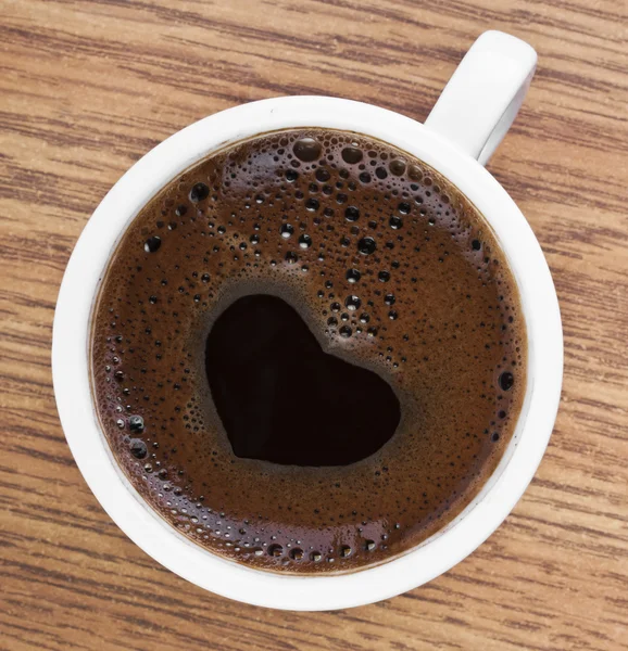 Herzförmiger Kaffeeschaum auf dem weißen Glas — Stockfoto