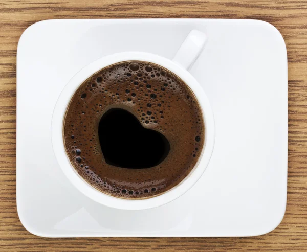 Herzförmiger Kaffeeschaum auf dem weißen Glas — Stockfoto