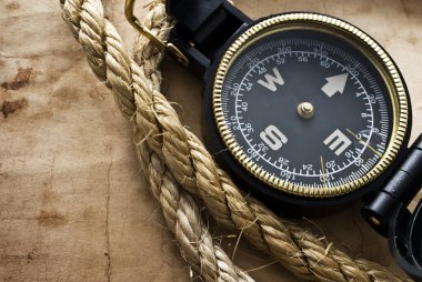 eski pusula ve grunge zemin üzerine ip