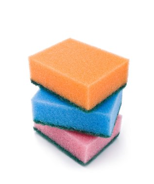 Beyaz arkaplanda kopyalama alanı olan parlak renkli süngerler