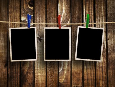 ahşap zemin üzerinde yaşlı fotoğraf çerçeveleri