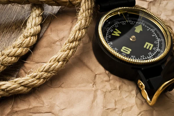 旧指南针和 grunge 背景上的绳索 — 图库照片