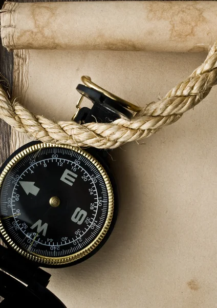 Old compass and rope on grunge background — Stock Photo, Image