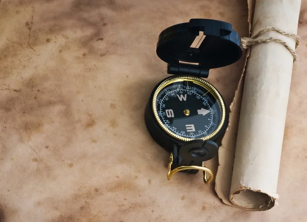 Старий компас на гранжевому фоні — стокове фото