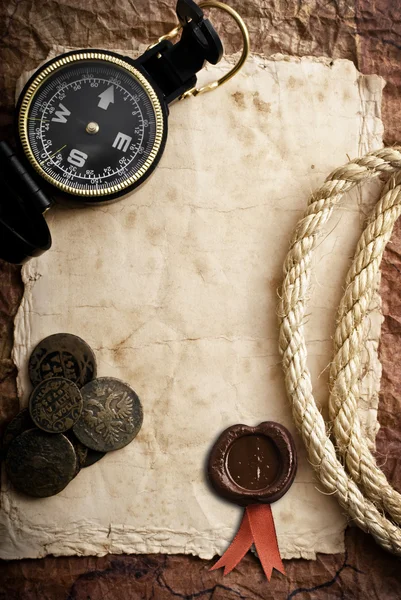 Old compass and rope on grunge background — Stock Photo, Image