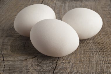 Tahta arka planda yumurtalar