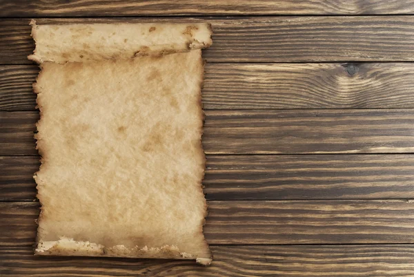 Ahşap arka planda eski kağıt