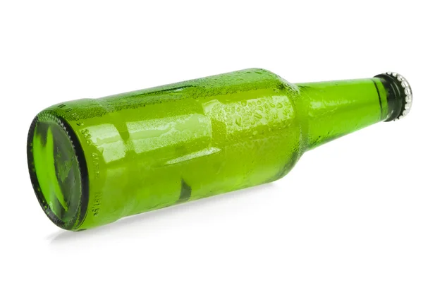 Frasco de cerveza con gotas aisladas en blanco — Foto de Stock
