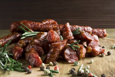 Biberiye ve karabiber ile tütsülenmiş sosis