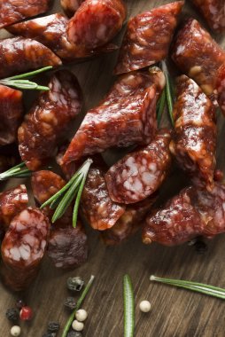 Biberiye ve karabiber ile tütsülenmiş sosis