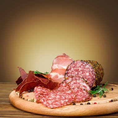 Biberiye ve karabiber ile tütsülenmiş sosis