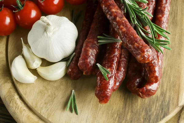 Копченая колбаса с помидорами из розмарина и перца и чесноком — стоковое фото
