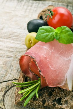 dilimlenmiş domuz jambon ile ekmek