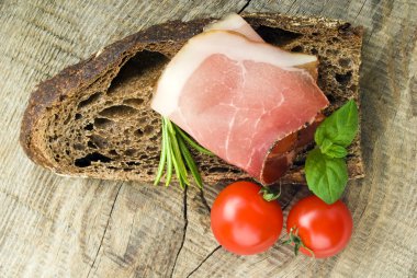dilimlenmiş domuz jambon ile ekmek