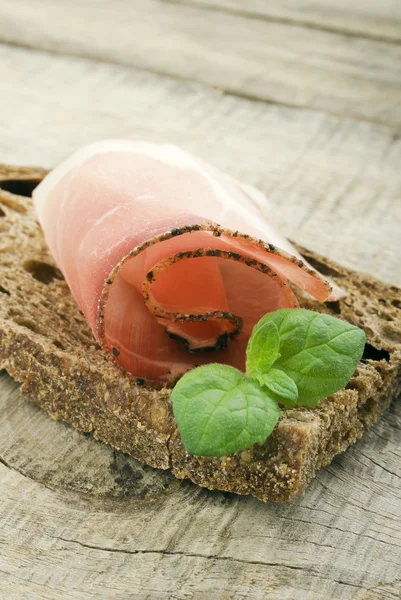 Pane con prosciutto affettato di maiale — Foto Stock