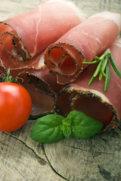 Gerookte ham op houten grond — Stockfoto